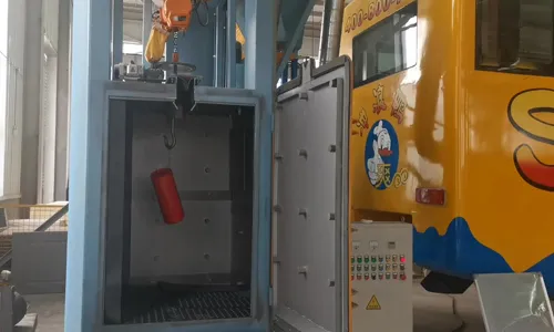 Hook type shot blasting machine for cleaning gas cylinders